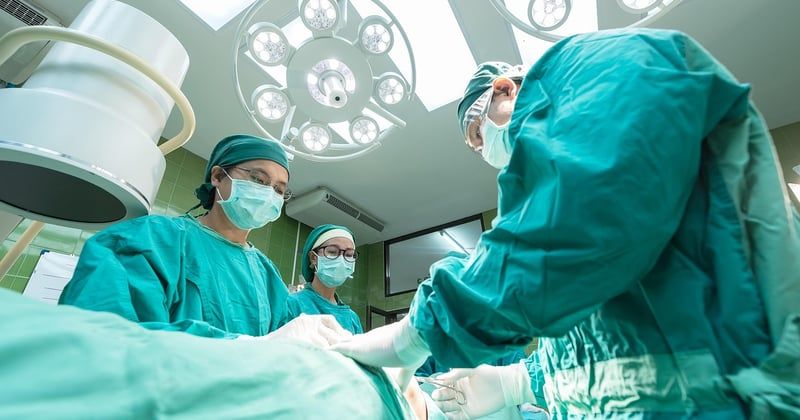 Que faire en cas d'urgence médicale en voyage : le guide qui sauve